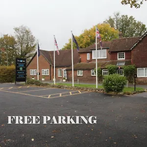Trivelles Waterhall Country Gatwick & Airport Parking Landhaus
